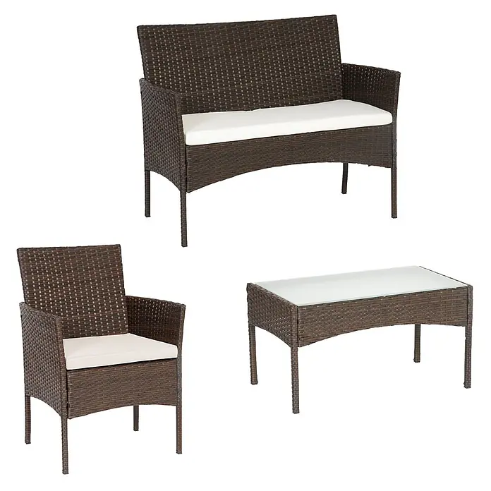 Happy Garden Loungemöbel-Set CORDOUE - 4 -tlg., Stahl, Braun - Braune Rattan Gartenmöbelgarnitur mit Sofa, Sessel und Couchtisch mit Glasplatte, alle mit weißen Kissen.
