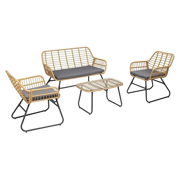 Happy Garden Loungemöbel-Set TIGA - 1 -tlg., Stahl, Grau - 4-teiliges Outdoor-Rattanmöbel-Set: 2-Sitzer-Sofa, 2 Sessel mit grauen Kissen, Couchtisch mit Glasplatte auf schwarzen Metallgestellen.