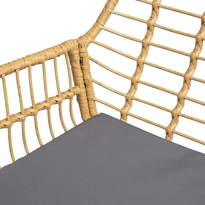Happy Garden Loungemöbel-Set TIGA - 1 -tlg., Stahl, Grau - Nahaufnahme eines Stuhls aus geflochtenem Naturrattan mit dunkelgrauem Kissen.
