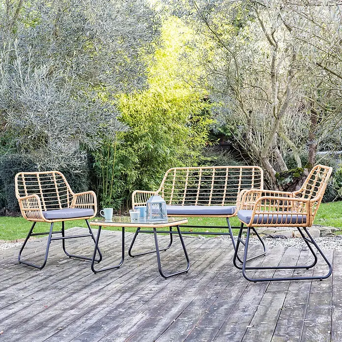 Happy Garden Loungemöbel-Set TIGA - 1 -tlg., Stahl, Grau - Outdoor-Rattan-Sitzgruppe mit zwei Stühlen, einem Sofa und Couchtisch mit Glasplatte auf Holzterrasse.