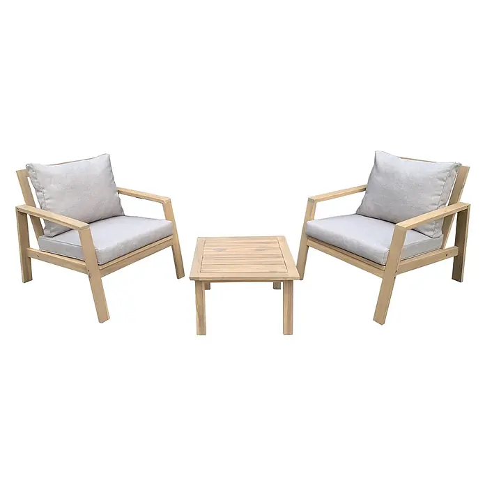 Happy Garden Loungemöbel-Set GILI - 3 -tlg., Akazie, Beige - Outdoor-Sitzgruppe mit zwei hellen Holzsesseln mit hellgrauen Kissen und einem passenden quadratischen Beistelltisch.