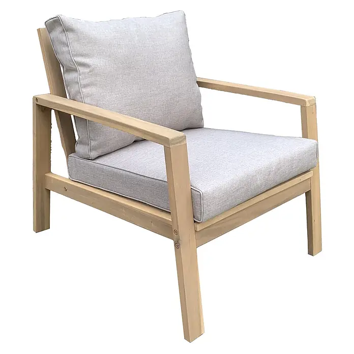 Happy Garden Loungemöbel-Set GILI - 3 -tlg., Akazie, Beige - Heller Holz-Outdoor-Sessel mit hellgrauen Sitz- und Rückenkissen.