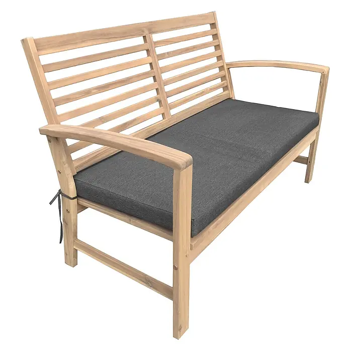 Happy Garden Loungemöbel-Set GOA - 4 -tlg., Akazie, Grau - Helle Holz-Gartenbank mit Lattenrückenlehne und Armlehnen, ausgestattet mit einem dunkelgrauen Sitzkissen.