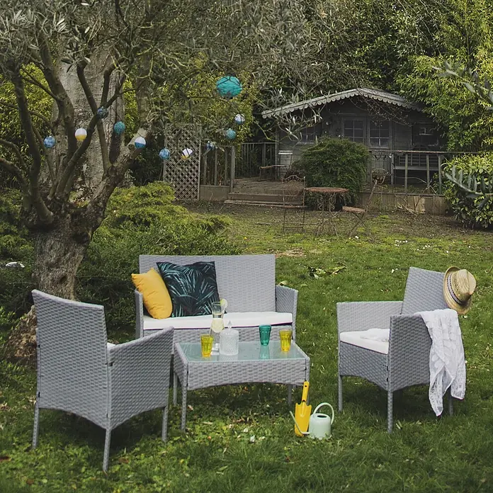 Happy Garden Loungemöbel-Set CORDOUE - 4 -tlg., Stahl, Grau - Graue Rattan-Gartenmöbelgarnitur mit zwei Sesseln, einem Sofa und einem Tisch, ideal zur Entspannung im Freien.
