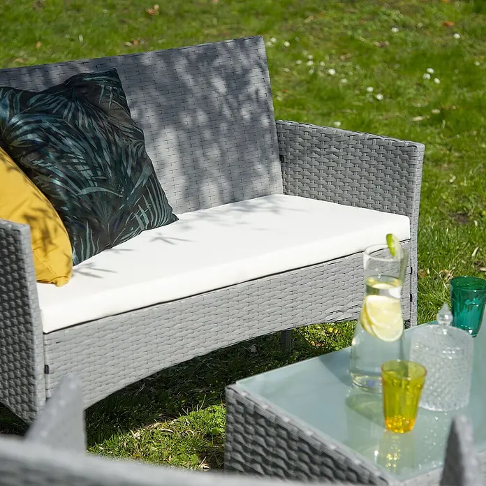 Happy Garden Loungemöbel-Set CORDOUE - 4 -tlg., Stahl, Grau - Graues Rattan-Gartensofa mit weißen Kissen und Zierkissen, ideal für den Außenbereich.