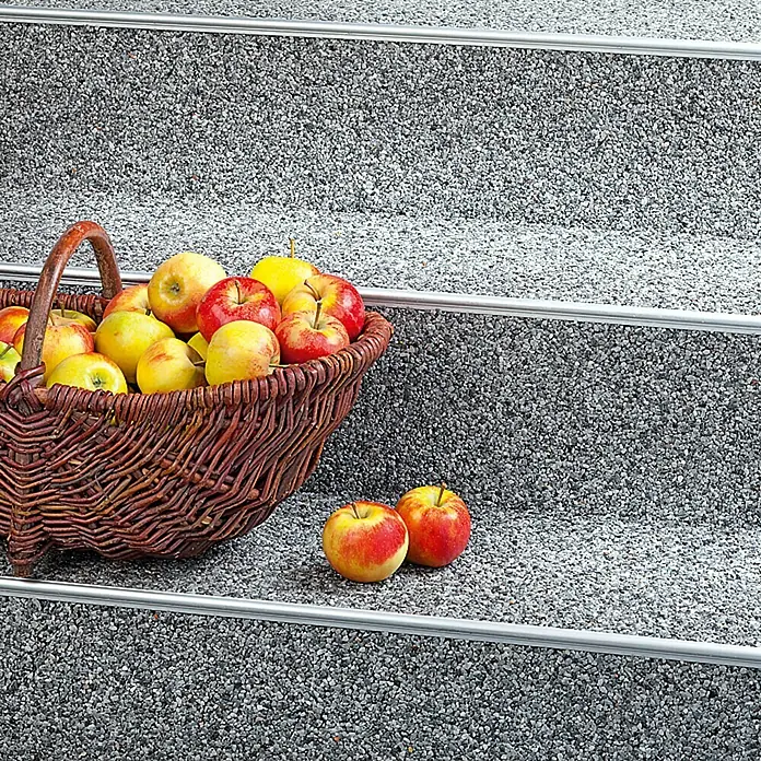 Probau Steinchenteppich Marmorkiesel, 2-4 mm - Grau, 20 kg - Ein rustikaler Korb voller goldener und roter Äpfel steht auf einer Treppe mit silbernen Kanten, ein Symbol für Herbstfülle und rustikalen Charme.