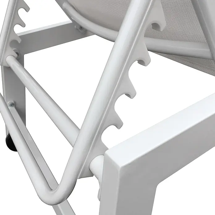 Happy Garden Gartenliege BARBADOS - Weiß, Aluminium, Rückenlehne verstellbar - Nahaufnahme eines weißen Metall-Liegestuhlgestells mit verstellbarem Rücklehnenmechanismus und sichtbarem Netzstoff.