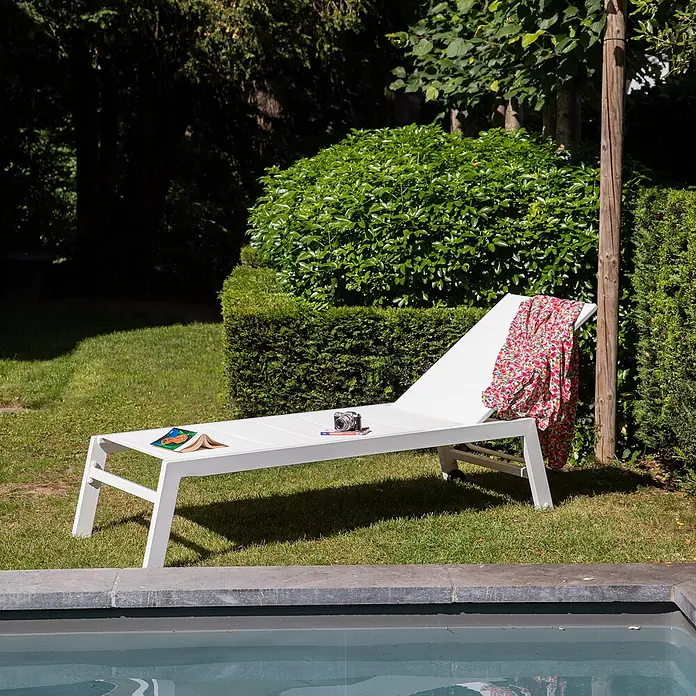 Happy Garden Gartenliege BARBADOS - Weiß, Aluminium, Rückenlehne verstellbar - Weiße Sonnenliege im Garten am Pool, mit Buch, Kamera und Überwurf.