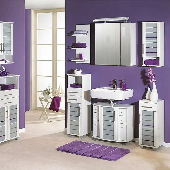 Schildmeyer Niko Oberschrank - 60 x 20,5 x 70 cm, Perlweiß - Badezimmer-Interieur mit weißen Möbeln und violetten Akzenten. Waschbecken, Schränke und Regale schaffen eine elegante Atmosphäre.