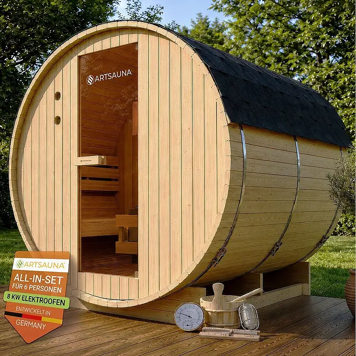 Artsauna Fasssauna Spitzbergen - Holz, L x B x H: 220 x 191 x 193 cm - Eine hölzerne Fasssauna für den Außenbereich mit dunklem Dach und Metallbändern, auf einer Holzterrasse mit Saunazubehör. Für 6 Personen mit 8 kW Elektroofen.