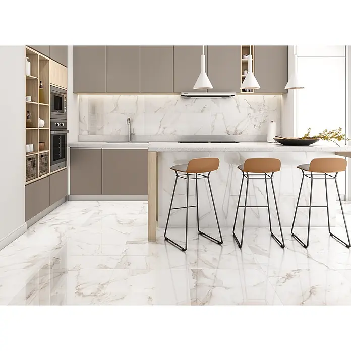Halcón Pavimento cerámico Imperium - 45 x 45 cm, Oro, Brillante - Baldosas de suelo blancas con efecto mármol y vetas marrones, que reflejan la luz en una cocina moderna.