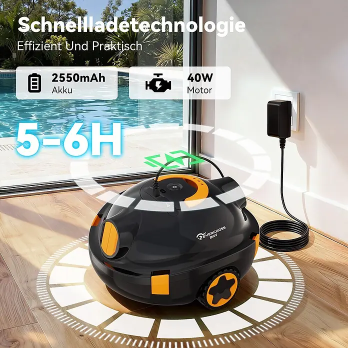 EVERCROSS BOT Poolroboter - Akkubetrieben, Passend für: alle Pooltypen, Filterleistung: 7.200 l/h - Schwarz-orange EVE CROSS BOT Poolreinigungsroboter lädt drinnen an einer Steckdose, mit sichtbaren Akku- und Motorangaben.