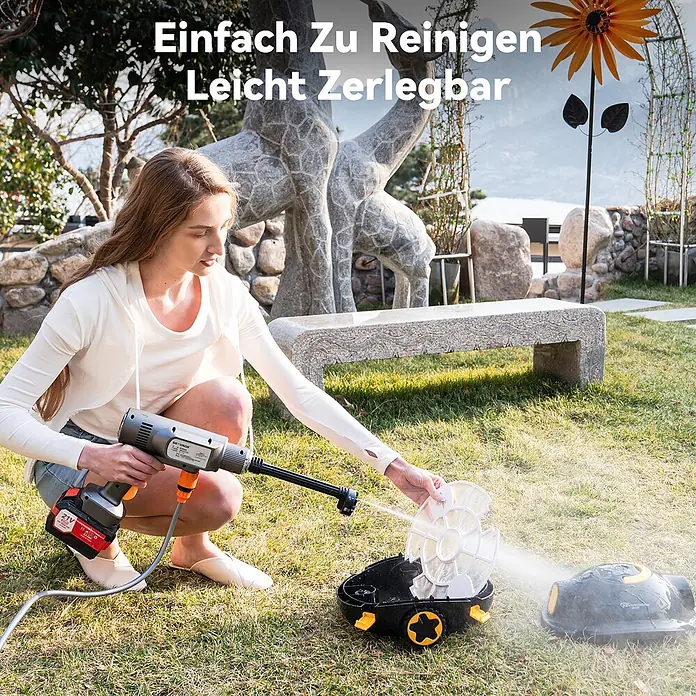 EVERCROSS BOT Poolroboter - Akkubetrieben, Passend für: alle Pooltypen, Filterleistung: 7.200 l/h - Eine Frau reinigt mit einem grauen Hand-Hochdruckreiniger und rotem 21V-Akku einen weißen Filter eines schwarzen, gelben Roboters.
