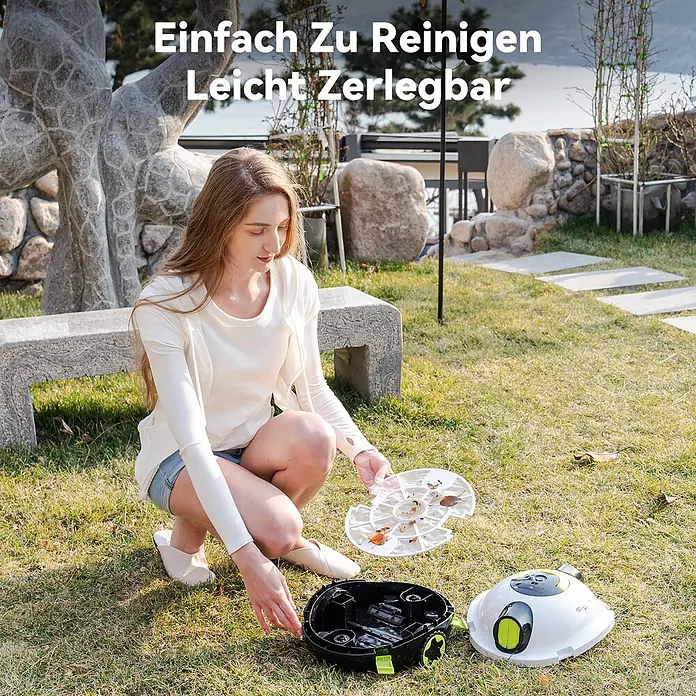 EVERCROSS BOT Poolroboter - Akkubetrieben, Passend für: Alle Pooltypen, Filterleistung: 7.200 l/h - Eine Frau reinigt einen weiß-schwarzen Poolroboter und entfernt einen Filterkorb voller Laub und Schmutz.
