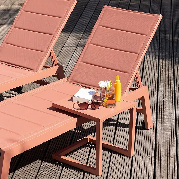 Happy Garden Garten-Beistelltisch BARBADOS - Aluminium, Quadratisch, Terracotta - Terrakotta-Liegen und passender Beistelltisch auf Holzterrasse mit Getränk und Buch.
