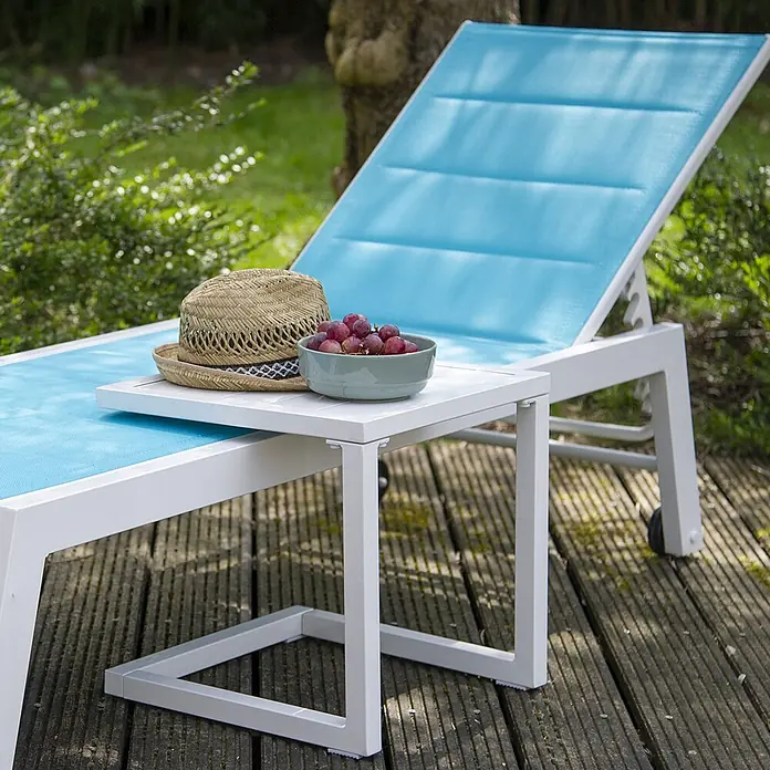 Happy Garden Garten-Beistelltisch BARBADOS - Aluminium, Quadratisch, Weiß - Weißer Aluminium-Liegestuhl mit blauem Netzstoff und integriertem Beistelltisch, ideal für die Entspannung im Freien.