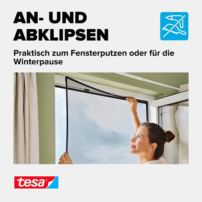 Tesa Insektenschutzfenster Insect Stop Anklipsrahmen - B x H: 1 x 1,2 m, Montage Insektengitter: Klemmen, Anthrazit - Frau befestigt dunkles Fliegengitter am Fenster, zeigt einfache Montage/Demontage.
