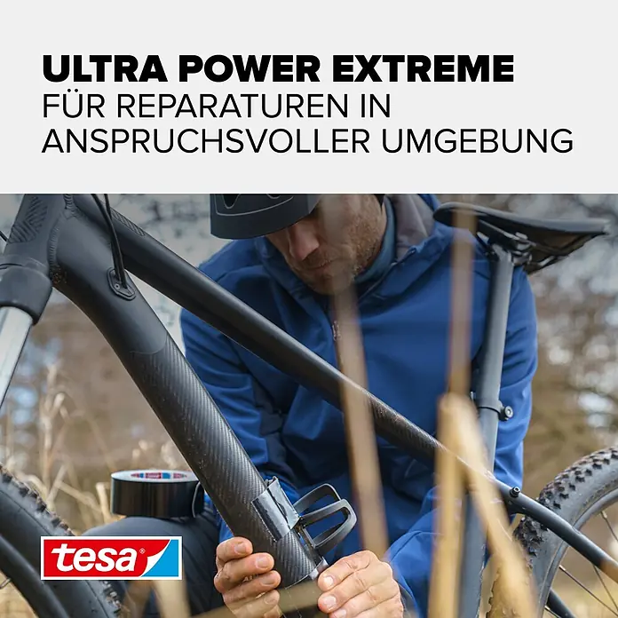 Tesa Ultra Power Reparaturgewebeband Extreme - Schwarz, 25 m x 50 mm - Schwarzes tesa Ultra Power Extreme Band wird von einer Person zur Reparatur eines Fahrradrahmens im Freien verwendet.