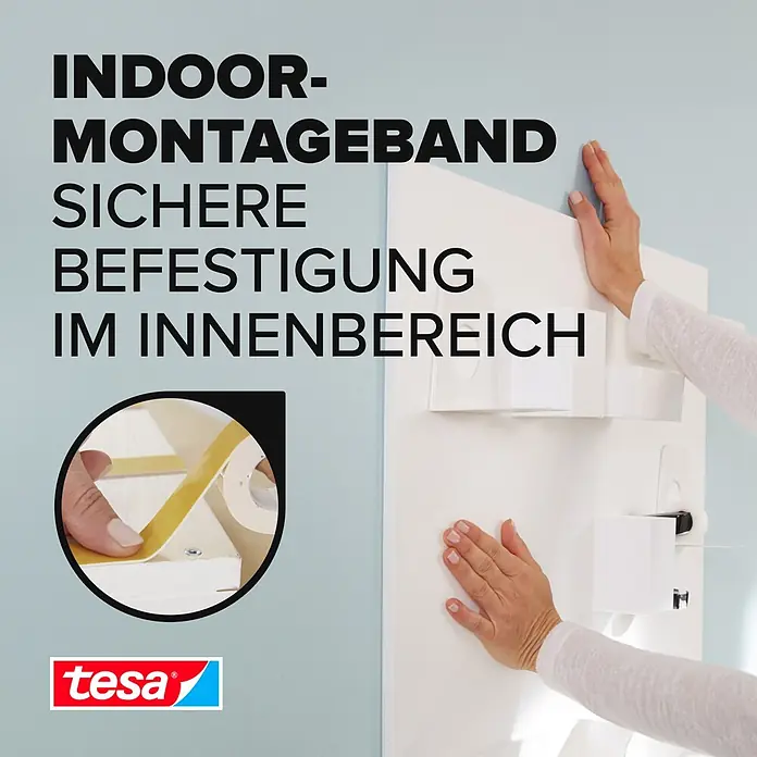 Tesa Powerbond Montageband Indoor - 1,5 m x 19 mm - tesa Indoor-Montageband wird auf eine weiße Platte für sichere Innenbefestigung angebracht. Eine Hand drückt die Platte an die Wand.
