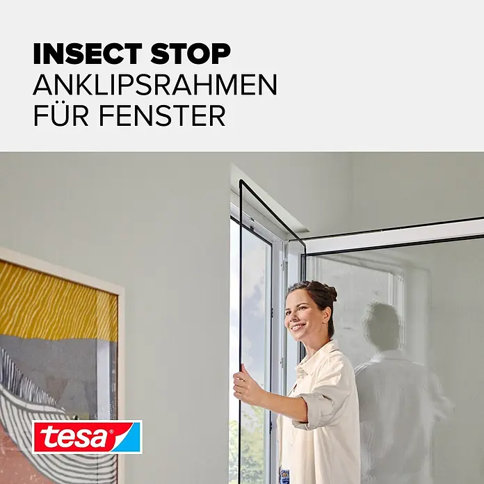 Tesa Insektenschutzfenster Insect Stop Anklipsrahmen - B x H: 1 x 1,2 m, Montage Insektengitter: Klemmen, Anthrazit - Eine lächelnde Frau steht an einem geöffneten Fenster mit einem schwarzen tesa Insektenschutz-Anklipsrahmen.