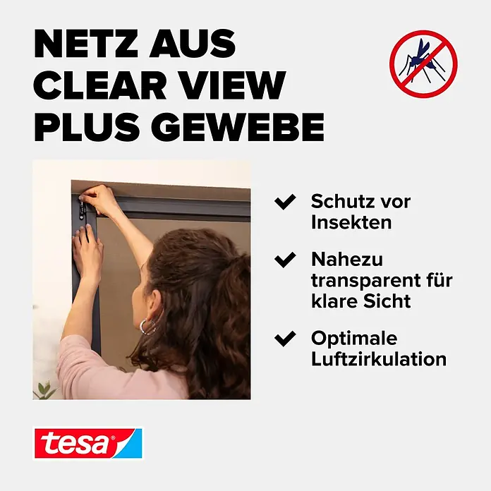 Tesa Insect Stop Insektenschutztür - B x H: 1 x 2,2 m, Montage Insektengitter: Schrauben - Frau installiert ein tesa Clear View Plus Insektenschutznetz für optimalen Schutz und klare Sicht.