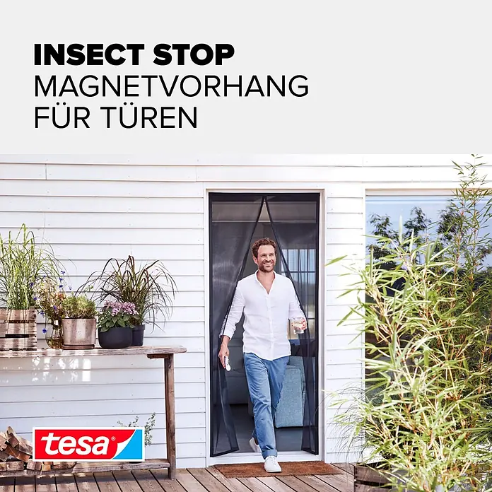 Tesa Insect Stop Insektenschutzvorhang selbstschließender Magnetvorhang - B x H: 80 x 200 cm, Montage Insektengitter: Kleben - Lächelnder Mann geht durch schwarzen tesa Magnet-Insektenschutzvorhang in weißem Türrahmen.
