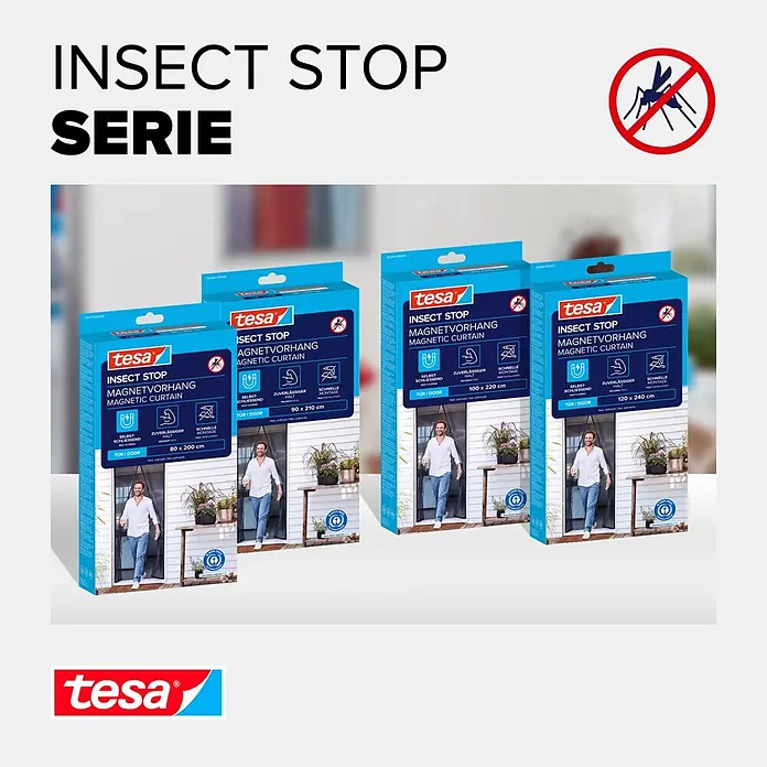 Tesa Insect Stop Insektenschutzvorhang selbstschließender Magnetvorhang - B x H: 80 x 200 cm, Montage Insektengitter: Kleben - Tesa Insect Stop Magnetvorhang-Produktsortiment, mit mehreren Verpackungen, die einen Mann zeigen, der eine schwarze magnetische Insektenschutztür öffnet.