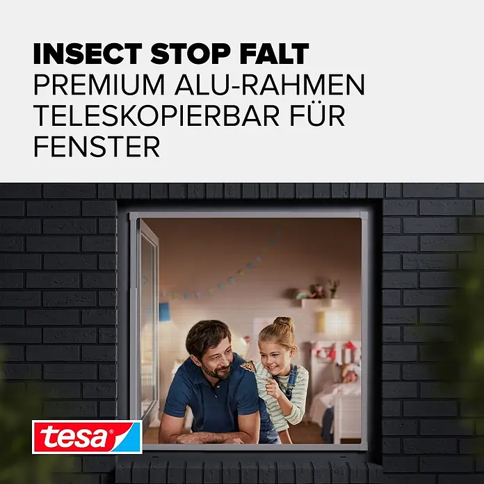 Tesa Insektenschutzfenster FALT für Fenster - Weiß, Montage Insektengitter: Klemmen - Tesa 'Insect Stop Falt' Premium-Alu-Teleskop-Fensterrahmen, installiert, Personen sichtbar durch das Netz.