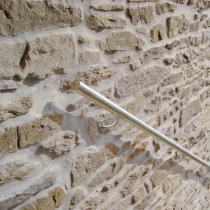 Treba Frewa Handlauf-Set H20 - Aluminium, Silber, Länge: 1.500 mm - Metallhandlauf an einer Steinwand. Der Handlauf ist silberfarben und wird von Halterungen an der Wand gehalten.