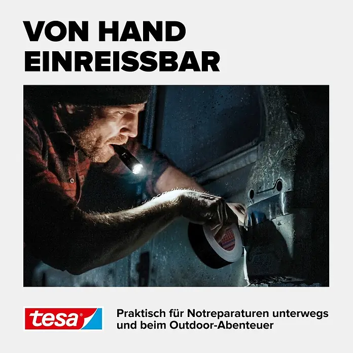 Tesa Ultra Power Reparaturgewebeband Extreme - Schwarz, 25 m x 50 mm - Mann verwendet schwarzes Tesa-Klebeband für Reparaturen in dunkler Umgebung, beleuchtet von einer Taschenlampe.