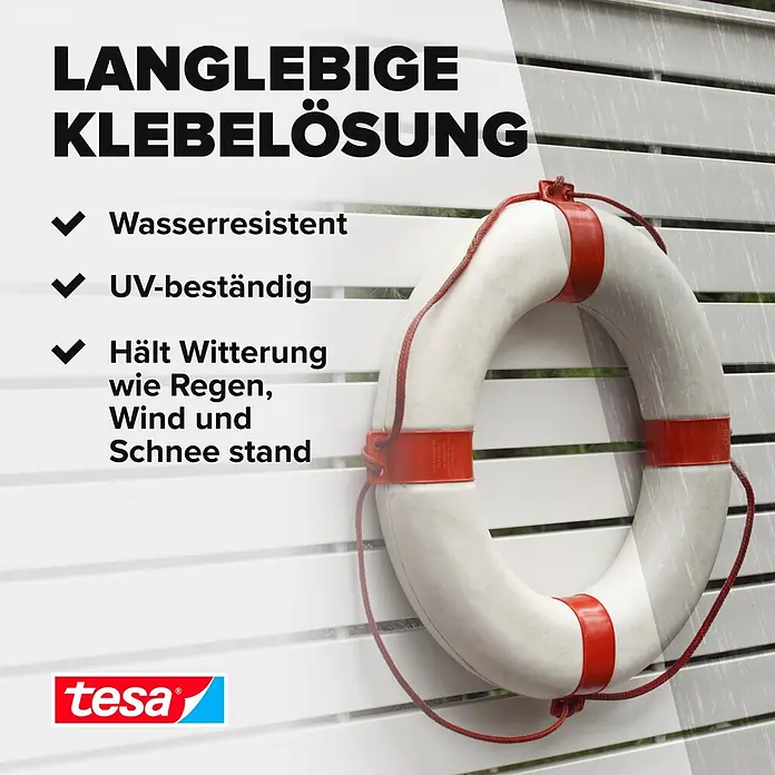 Tesa Powerbond Montageband Outdoor - L x B: 1,5 m x 19 mm, Wasserbeständig - Weißer Rettungsring an Zaun mit Regeneffekten, illustriert tesa's langlebige, wetterbeständige Klebelösung.