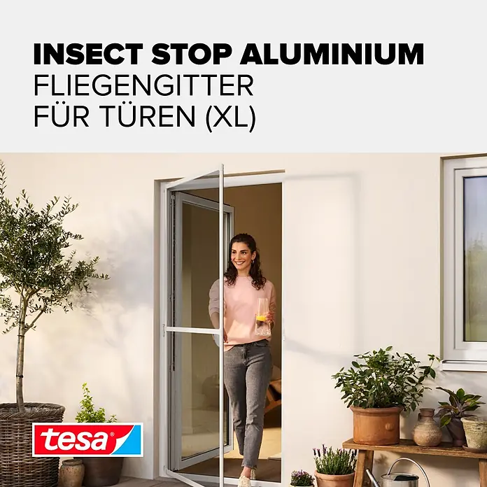 Tesa Insect Stop Insektenschutztür - B x H: 1,2 x 2,4 m, Montage Insektengitter: Schrauben - Weißes Aluminium-Fliegengitter für Türen in Gebrauch, eine Frau geht hindurch.