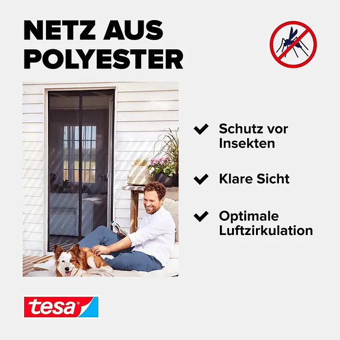 Tesa Insect Stop Insektenschutzvorhang selbstschließender Magnetvorhang - B x H: 80 x 200 cm, Montage Insektengitter: Kleben - Tesa Fliegengitter aus Polyester an einer Tür, bietet Insektenschutz, klare Sicht und Luftzirkulation. Mann und Hund sitzen davor.