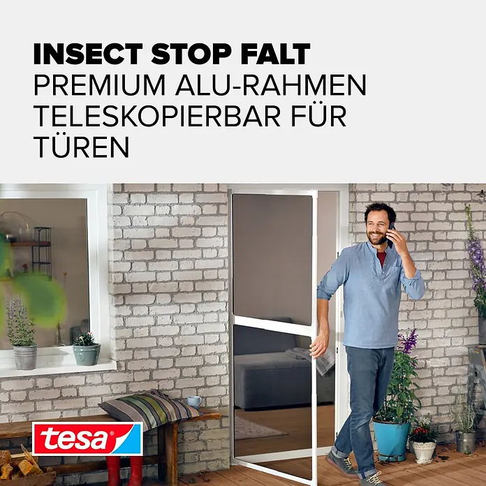 Tesa Insect Stop Insektenschutztür Insect Stop FALT für Türen - Weiß, Montage Insektengitter: Klemmen - Teleskopierbare weiße Aluminium-Insektenschutztür, ein Mann geht hindurch.