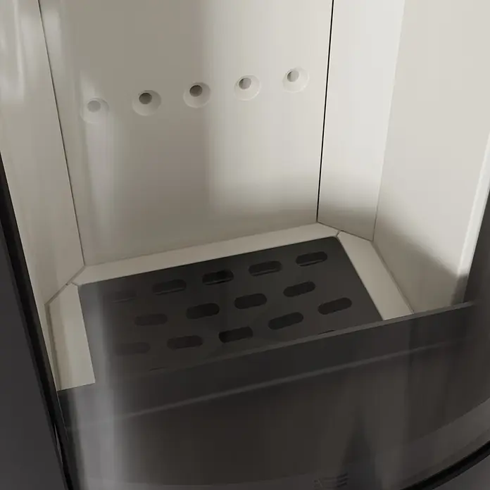 Ildnord Kaminofen Loki - Stahl, Schwarz, 3 kW - 6 kW - Brennraum eines Ofens: helle Schamottplatten, dunkler Rost mit Schlitzen und obere Belüftungsöffnungen.