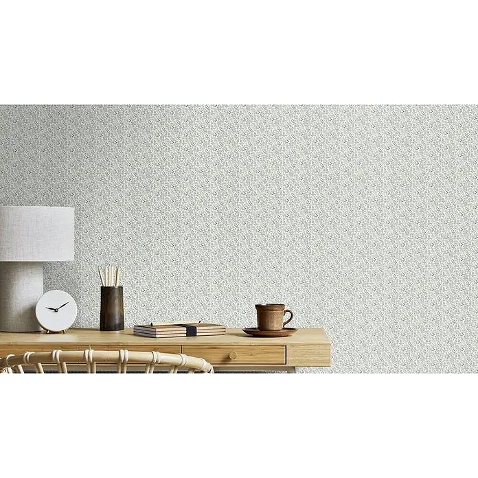 Rasch Farm Living Vliestapete - Creme-Blau, Floral, 10,05 x 0,53 m - Helle Tapete mit dezentem Pflanzenmuster in gedecktem Grün/Blau an einer Wand über einem Holzschreibtisch.