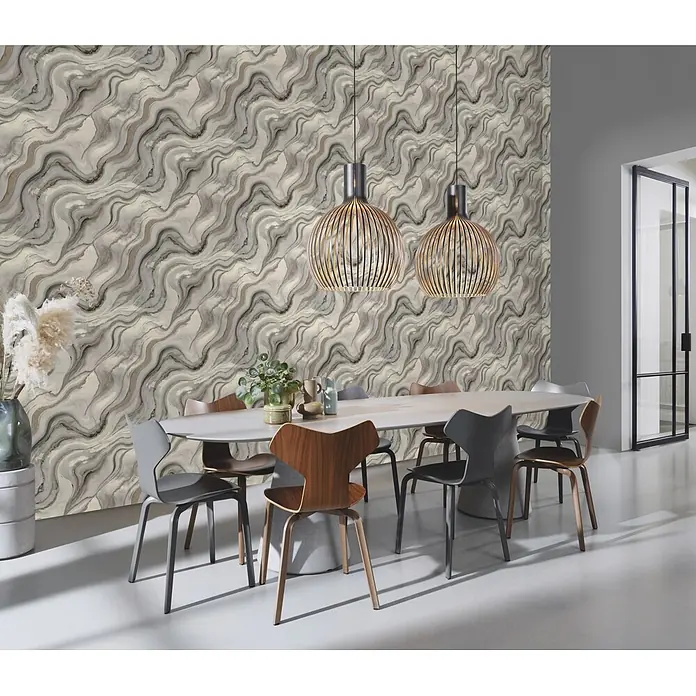Rasch Vliestapete Factory VI - Silber-Schwarz, Steinoptik, 10,05 x 0,53 m - Gewellte, marmorierte Tapete in Grau, Weiß und Gold, die eine Esszimmerwand schmückt.