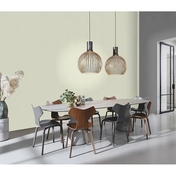 Rasch #followusaround Vliestapete - Hellgrün, Uni, 10,05 x 0,53 m - Ein modernes Esszimmer mit ovalem Tisch, verschiedenen Stühlen und zwei Holzlamellen-Pendelleuchten.