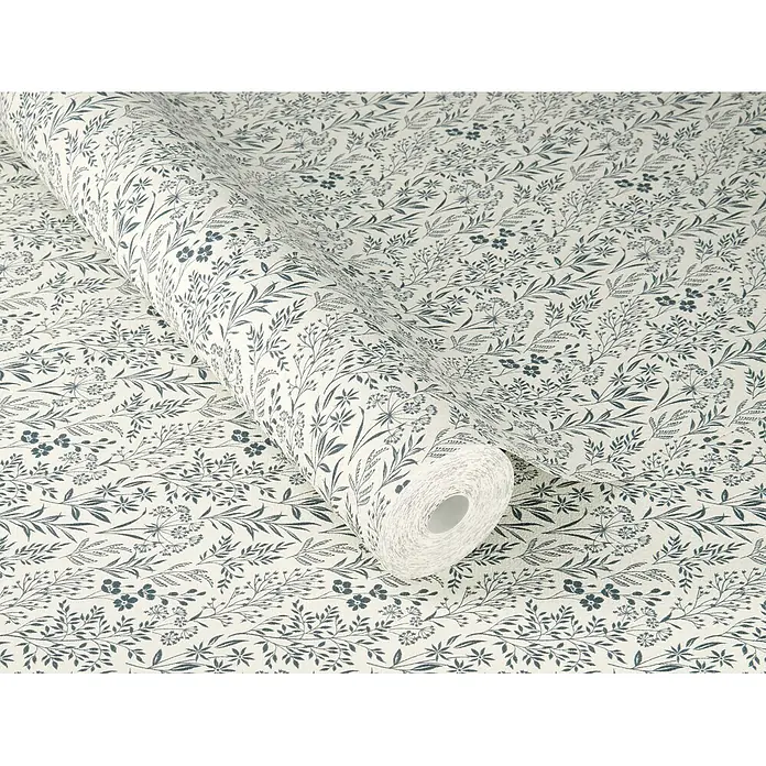 Rasch Farm Living Vliestapete - Creme-Blau, Floral, 10,05 x 0,53 m - Teilweise abgerollte Tapetenrolle mit zartem botanischem Muster aus blauen Blättern und kleinen Blüten auf cremefarbenem Hintergrund.