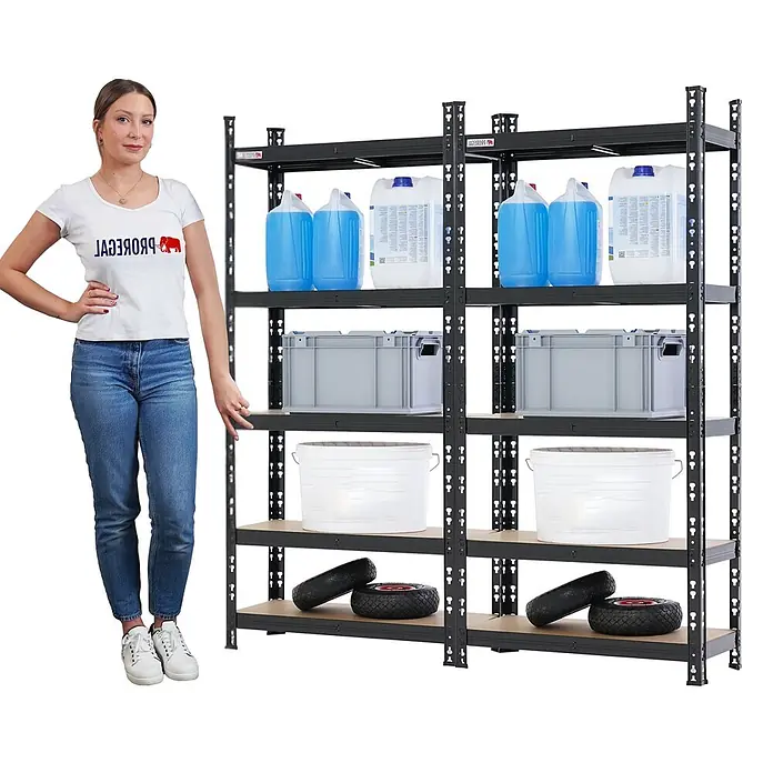 Proregal Schwerlastregal Mega Deal 2x HERMES - H x B x T: 150 x 70 x 60 cm, Traglast pro Boden: 175 kg, Anzahl Böden: 5 Stk., Stecken, Schwarz - Hohes schwarzes Metallregal mit Holzbrettern, beladen mit Waren, neben einer Frau zur Größenanzeige.