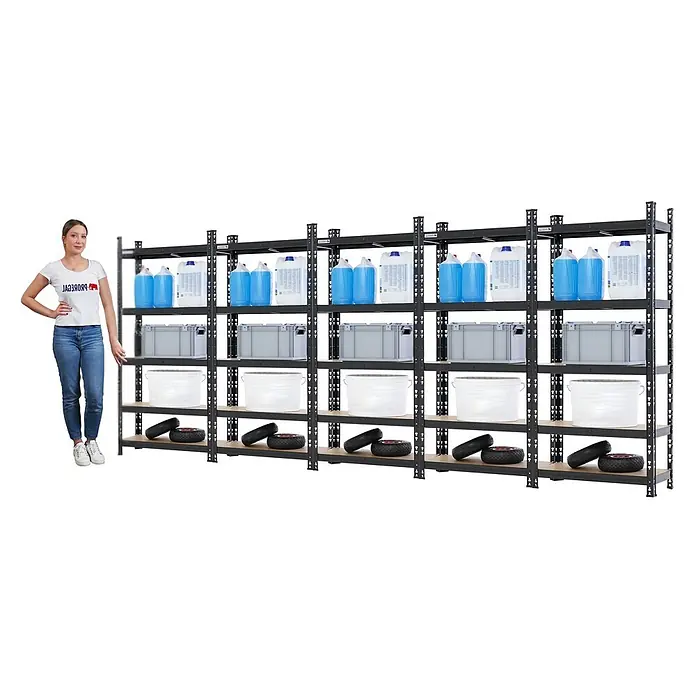 Proregal Schwerlastregal Mega Deal 5x HERMES - H x B x T: 150 x 70 x 60 cm, Traglast pro Boden: 175 kg, Anzahl Böden: 5 Stk., Stecken, Schwarz - Frau neben großem schwarzen Metallregal mit Holzregalböden, das Größe und Lagerkapazität mit verschiedenen Gegenständen demonstriert.