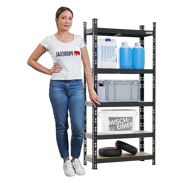 Proregal Schwerlastregal HERMES - H x B x T: 150 x 70 x 60 cm, Traglast pro Boden: 175 kg, Anzahl Böden: 5 Stk., Stecken, Schwarz - Frau neben schwarzem Metallregal mit Holzböden, beladen mit Behältern und Reifen, zeigt Größe und Stauraum.