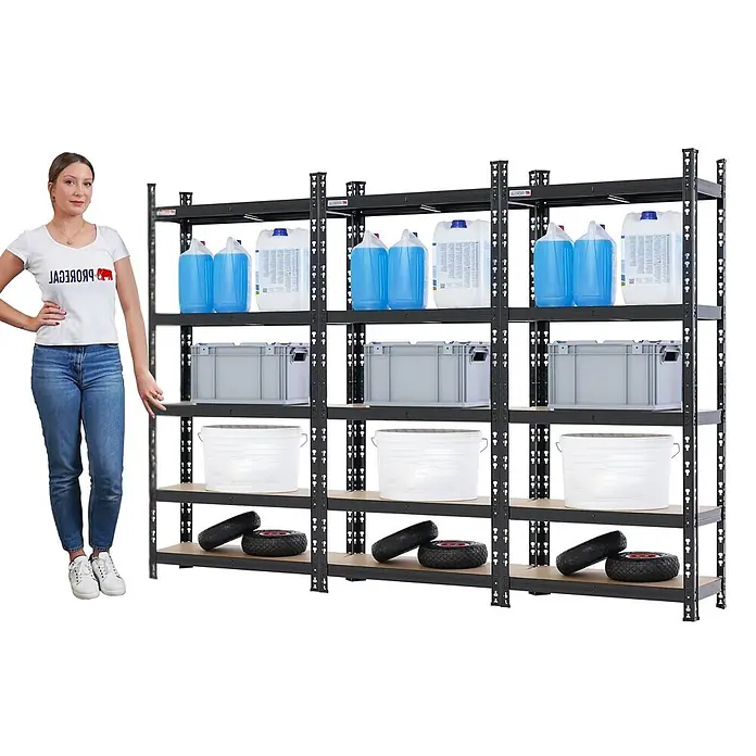Proregal Schwerlastregal Mega Deal 3x HERMES - H x B x T: 150 x 70 x 60 cm, Traglast pro Boden: 175 kg, Anzahl Böden: 5 Stk., Stecken, Schwarz - Schwarzes Metallregal mit Holzregalböden, beladen mit Artikeln. Eine Frau steht daneben und demonstriert die Größe.