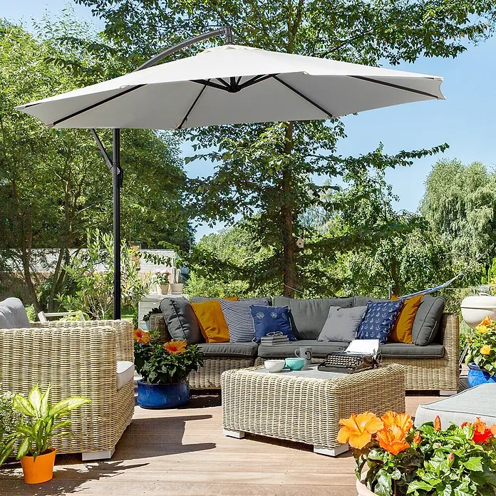 Outsunny Ampelschirm rund - Cremeweiß, Durchmesser Bespannung: 295 cm - Outdoor-Rattanmöbelset mit grauen Kissen und großem hellgrauen Freiarmschirm auf Holzdeck im Garten.