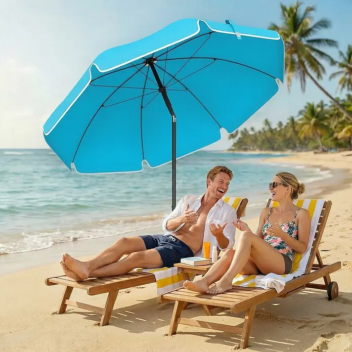 Outsunny Strandschirm - Blau, Durchmesser Bespannung: 150 cm - Ein blauer Sonnenschirm mit weißem Rand spendet Schatten für zwei Personen auf Liegen am Sandstrand.