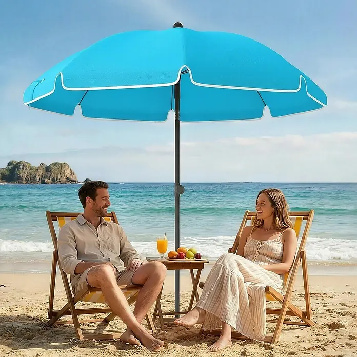 Outsunny Strandschirm - Blau, Durchmesser Bespannung: 150 cm - Ein leuchtend blauer Sonnenschirm mit weißem Rand spendet einem Paar am Meer Schatten.