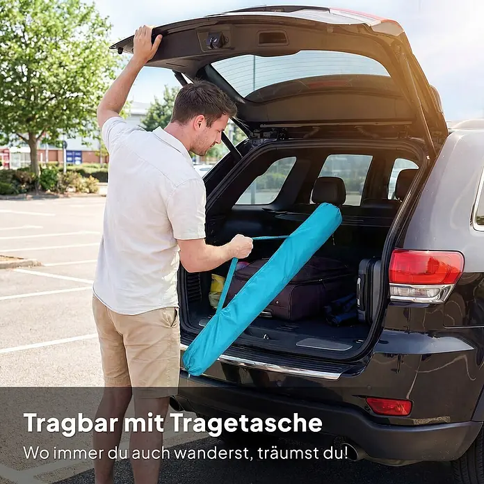 Outsunny Strandschirm - Blau, Durchmesser Bespannung: 150 cm - Ein Mann verstaut eine türkisblaue Tragetasche im Kofferraum und zeigt ihre Reisetauglichkeit.