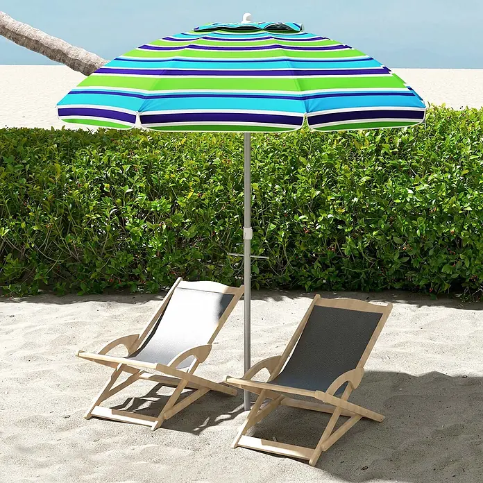 Outsunny Strandschirm - Mehrfarbig, Durchmesser Bespannung: 178 cm - Ein gestreifter Strandsonnenschirm in Blau, Grün und Weiß spendet Schatten für zwei hölzerne Strandstühle mit dunklen Stoffbezügen am Sandstrand.