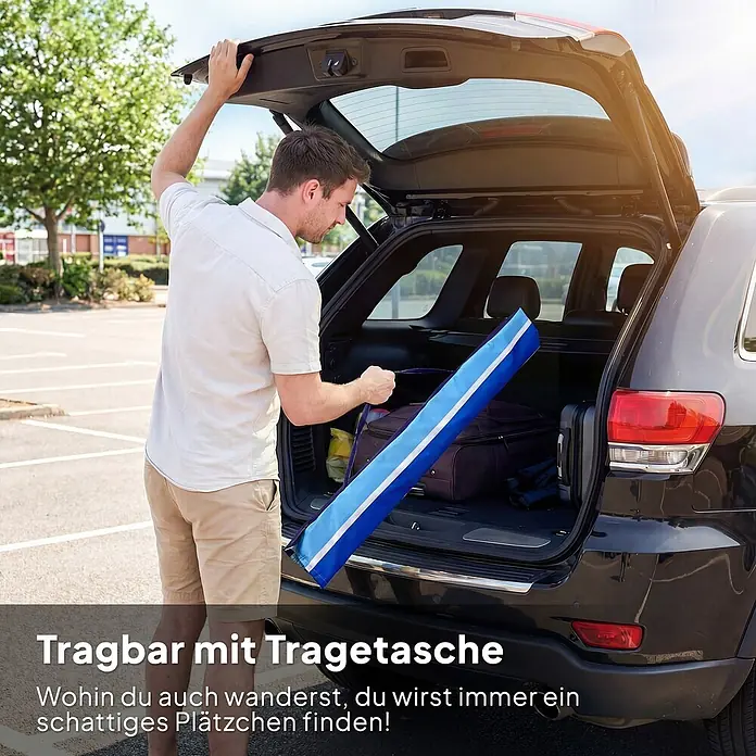 Outsunny Strandschirm - Mehrfarbig, Durchmesser Bespannung: 198 cm - Mann nimmt eine blau-weiß gestreifte Tragetasche mit Sonnenschutz aus dem Kofferraum.