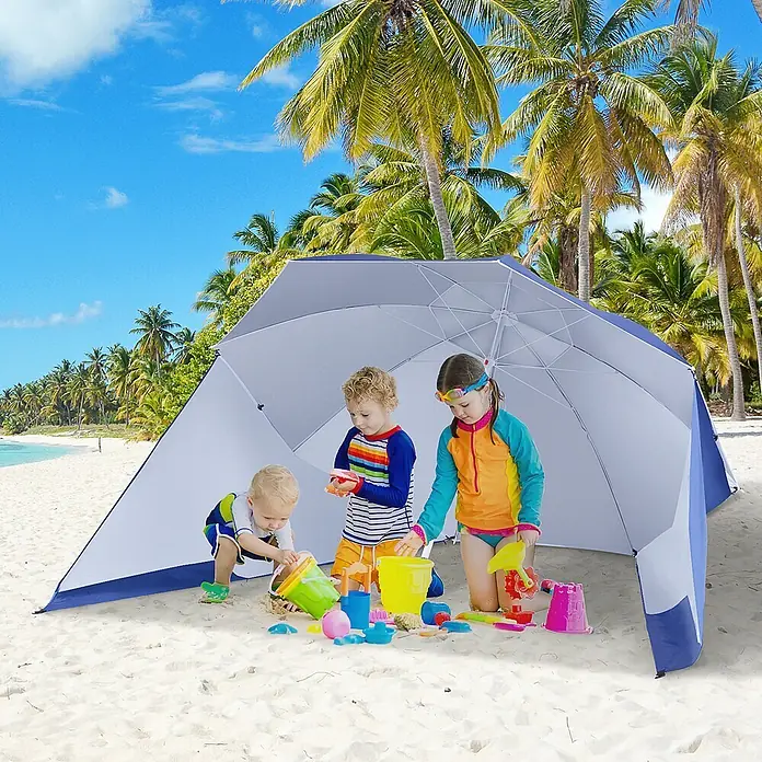 Outsunny Strandschirm - Blau, Durchmesser Bespannung: 210 cm - Weiß-blaues Strandschirmzelt bietet drei Kindern Schatten beim Spielen mit Sandspielzeug am sonnigen Strand.